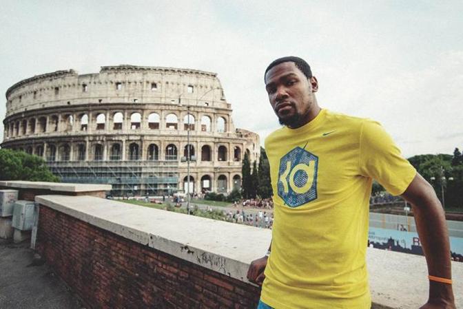 Arrivederci  Milano... Welcome Rome. Durant arriva a Roma e scatta - un classico - la foto col Colosseo alle spalle